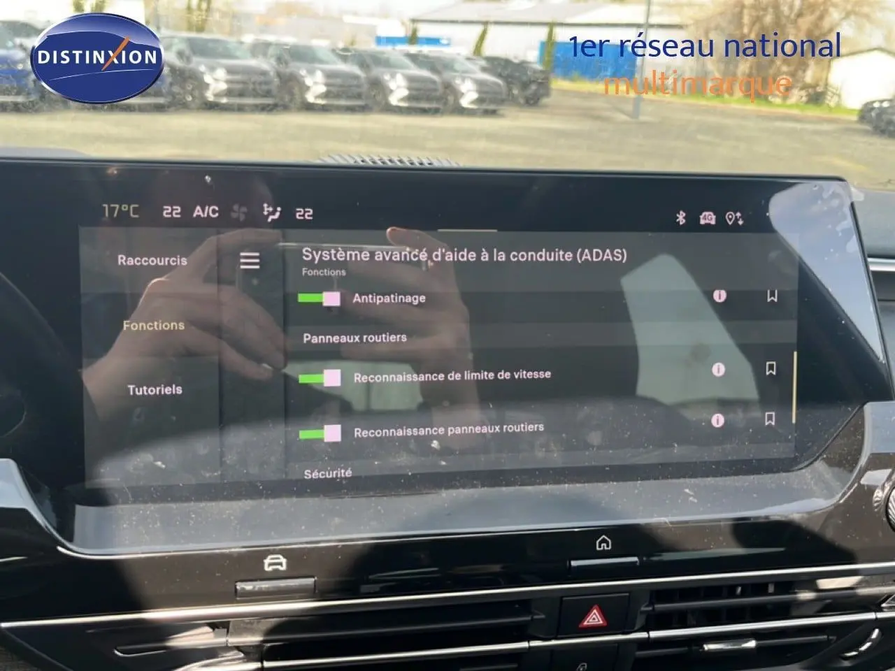 Vue intérieure du tableau de bord tactile du Citroën C5 X noir métal 2023, affichant les réglages avancés d’aide à la conduite.