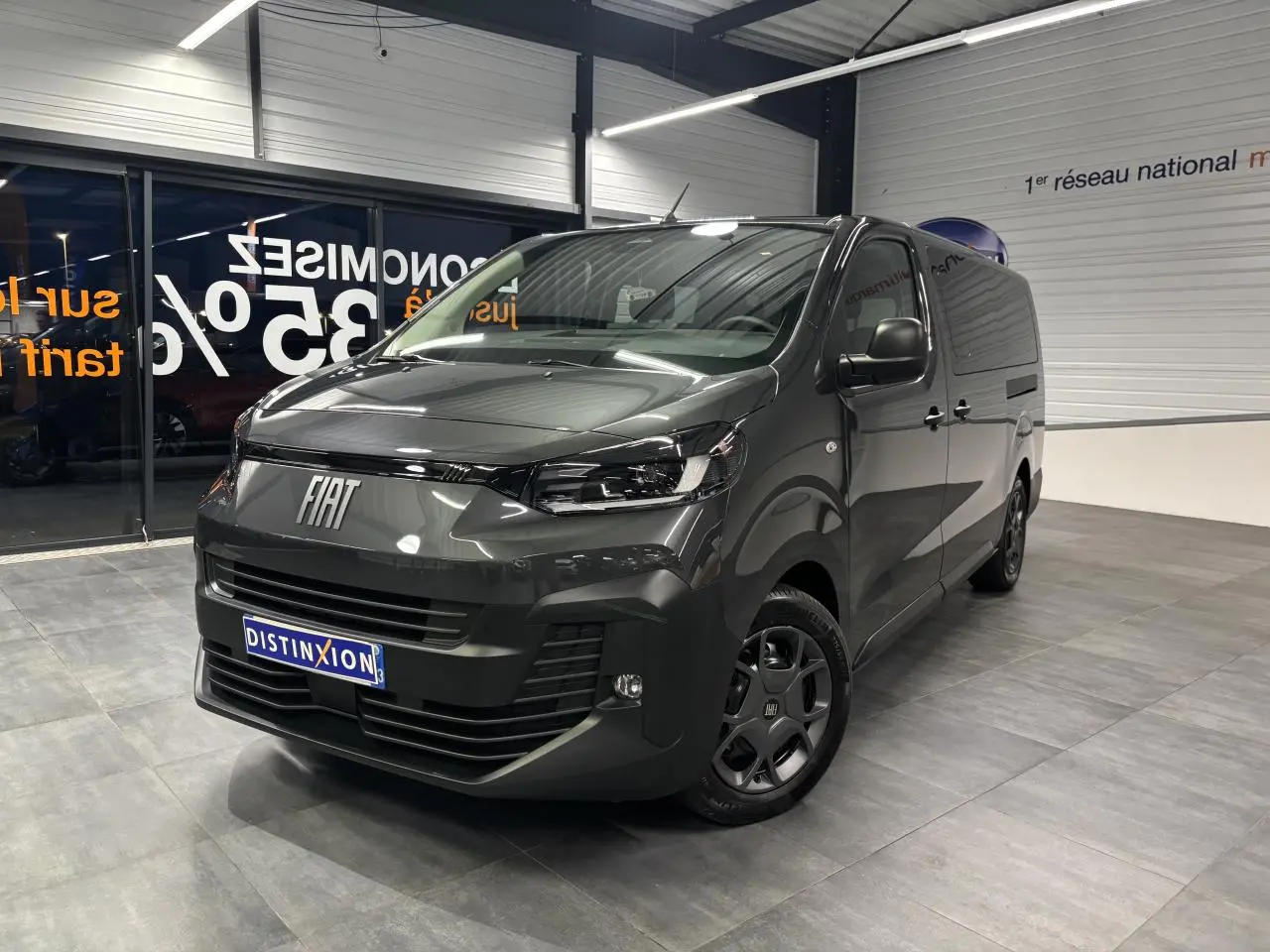 Fiat Scudo Fourgon gris foncé vu en 3/4 avant droit, avec jantes tôle noires et calandre moderne.