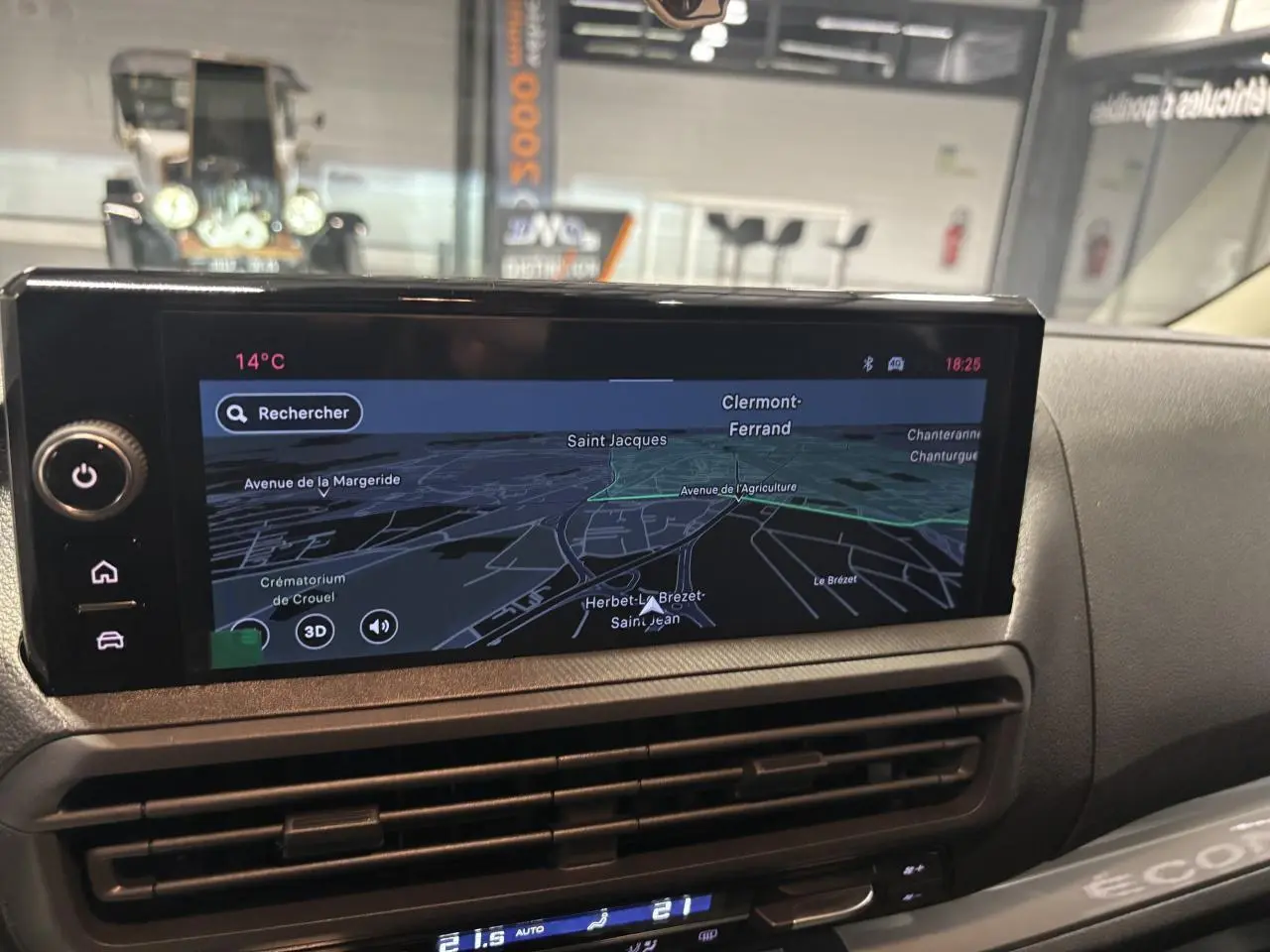 Écran tactile central avec navigation GPS affichant une carte, intérieur du Fiat Scudo Fourgon 2026.