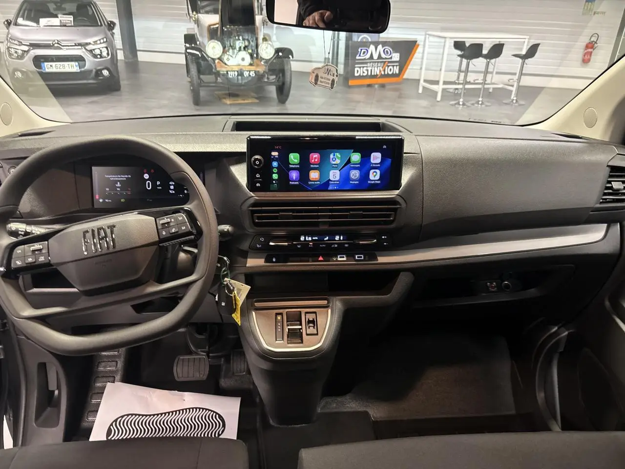 Vue intérieure avant du tableau de bord gris foncé du Fiat Scudo Fourgon XL 2026 avec écran tactile central et volant multifonction.