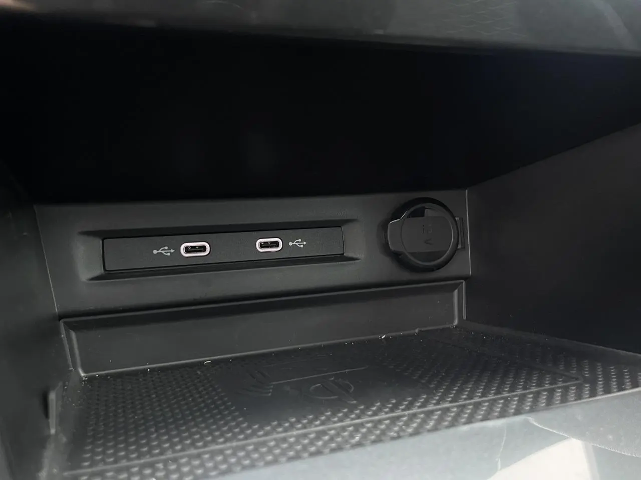 Gros plan sur les ports USB-C et prise 12V dans la console centrale du SEAT Tarraco 1.4 e-Hybrid gris dauphin 2024.