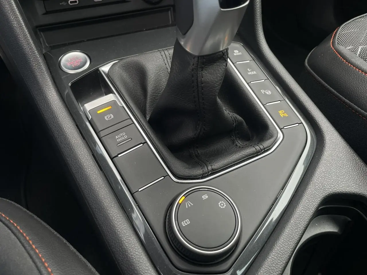 Gros plan sur la console centrale du SEAT Tarraco gris Dauphin, avec levier de vitesses cuir et molette de modes de conduite.