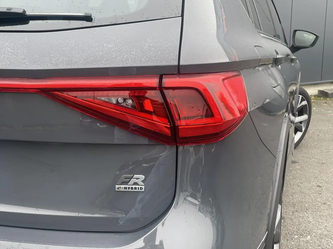 Gros plan sur le feu arrière droit gris dauphin du SEAT Tarraco 1.4 e-Hybrid FR avec logo FR et e-Hybrid visible.