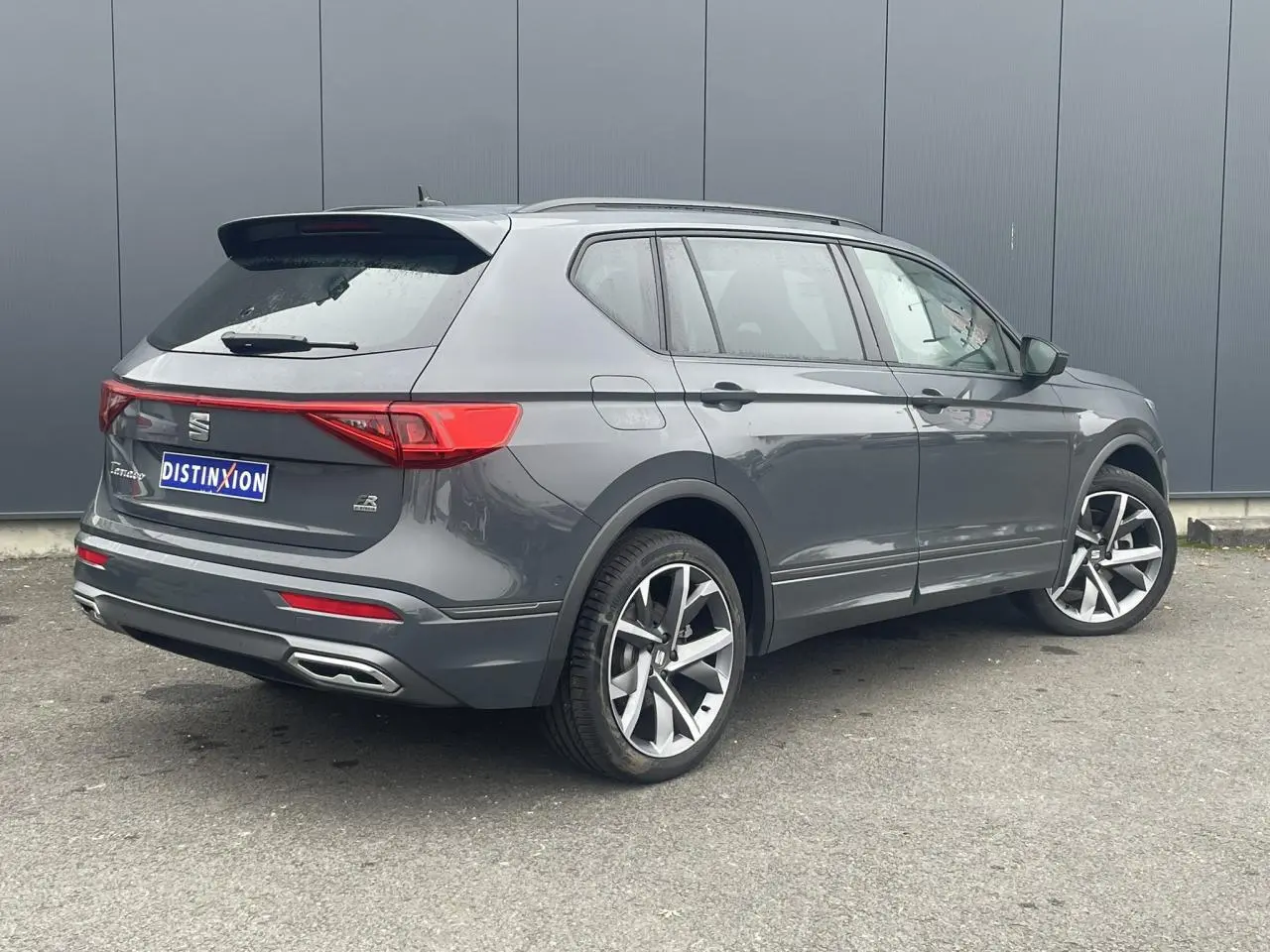 SEAT Tarraco 1.4 e-Hybrid gris dauphin vu de trois quarts arrière droit avec jantes alliage 20 pouces.