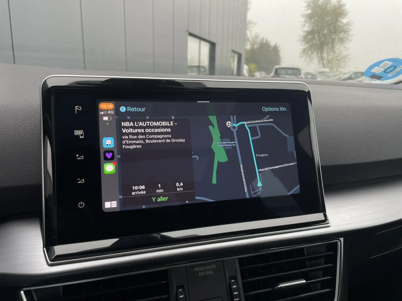 Écran tactile de navigation 9,2 pouces dans l’habitacle du SEAT Tarraco gris dauphin, vue centrale du tableau de bord.