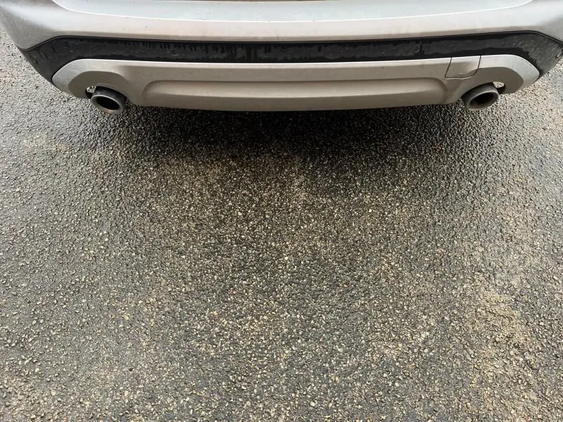 Gros plan sur la double sortie d'échappement chromée du pare-chocs arrière du BMW X3 xDrive30eA Glacier Silver.