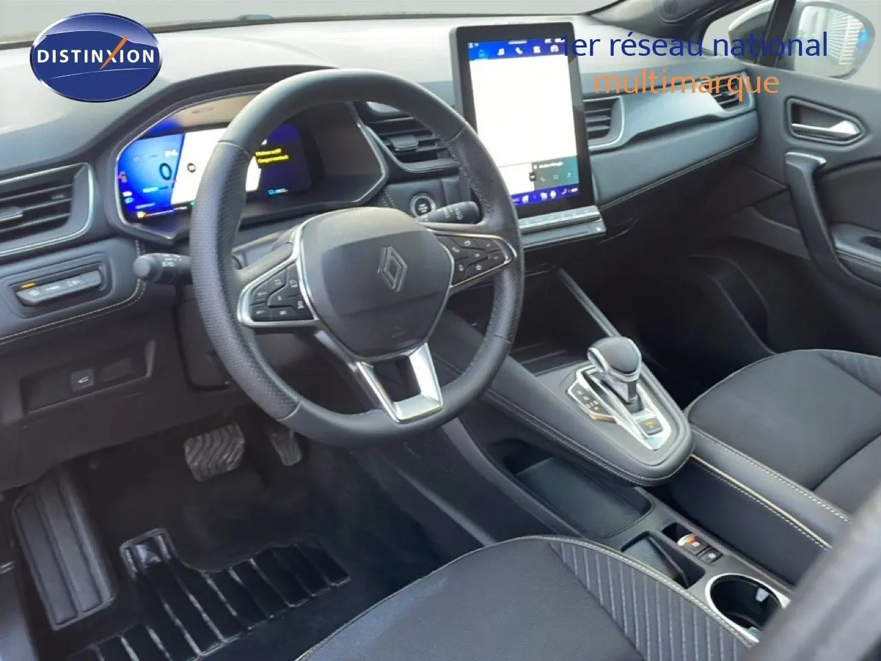 Vue intérieure côté conducteur du Renault Symbioz E-Tech Full Hybrid 145ch Iconic, avec volant cuir et écran tactile vertical.
