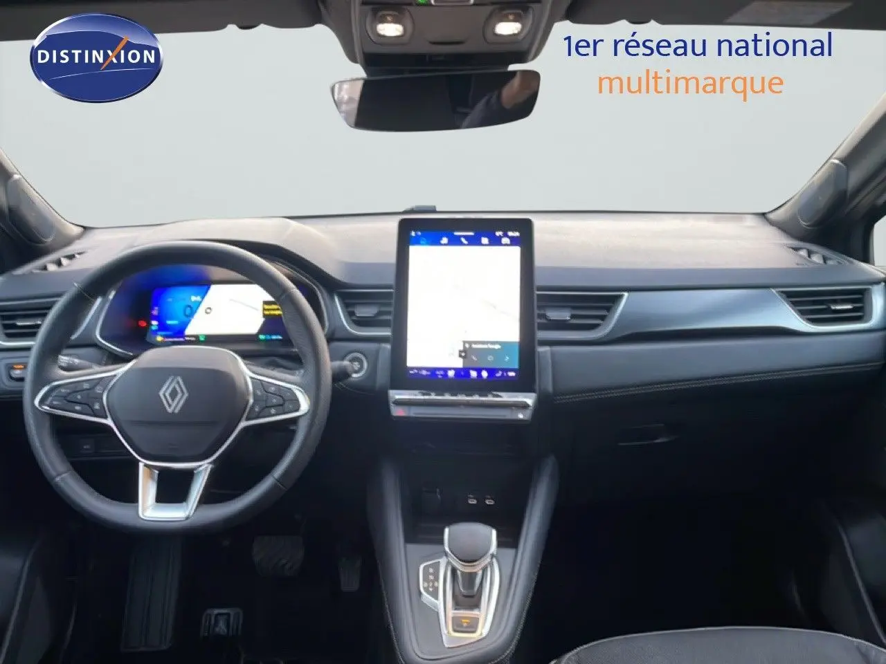 Vue intérieure avant du tableau de bord noir du Renault Symbioz E-Tech Full Hybrid 145ch Iconic avec écran tactile vertical et volant multifonction.