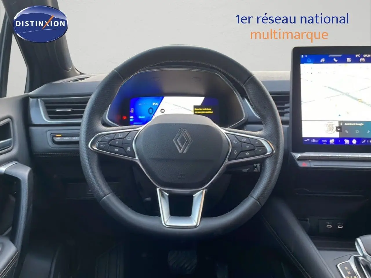 Vue intérieure centrée sur le volant Renault Symbioz gris, avec tableau de bord numérique et écran tactile à droite.