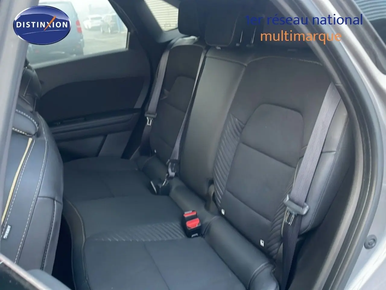 Vue intérieure des sièges arrière en tissu noir avec surpiqûres contrastantes dans une Renault Symbioz gris cassiopée métal.