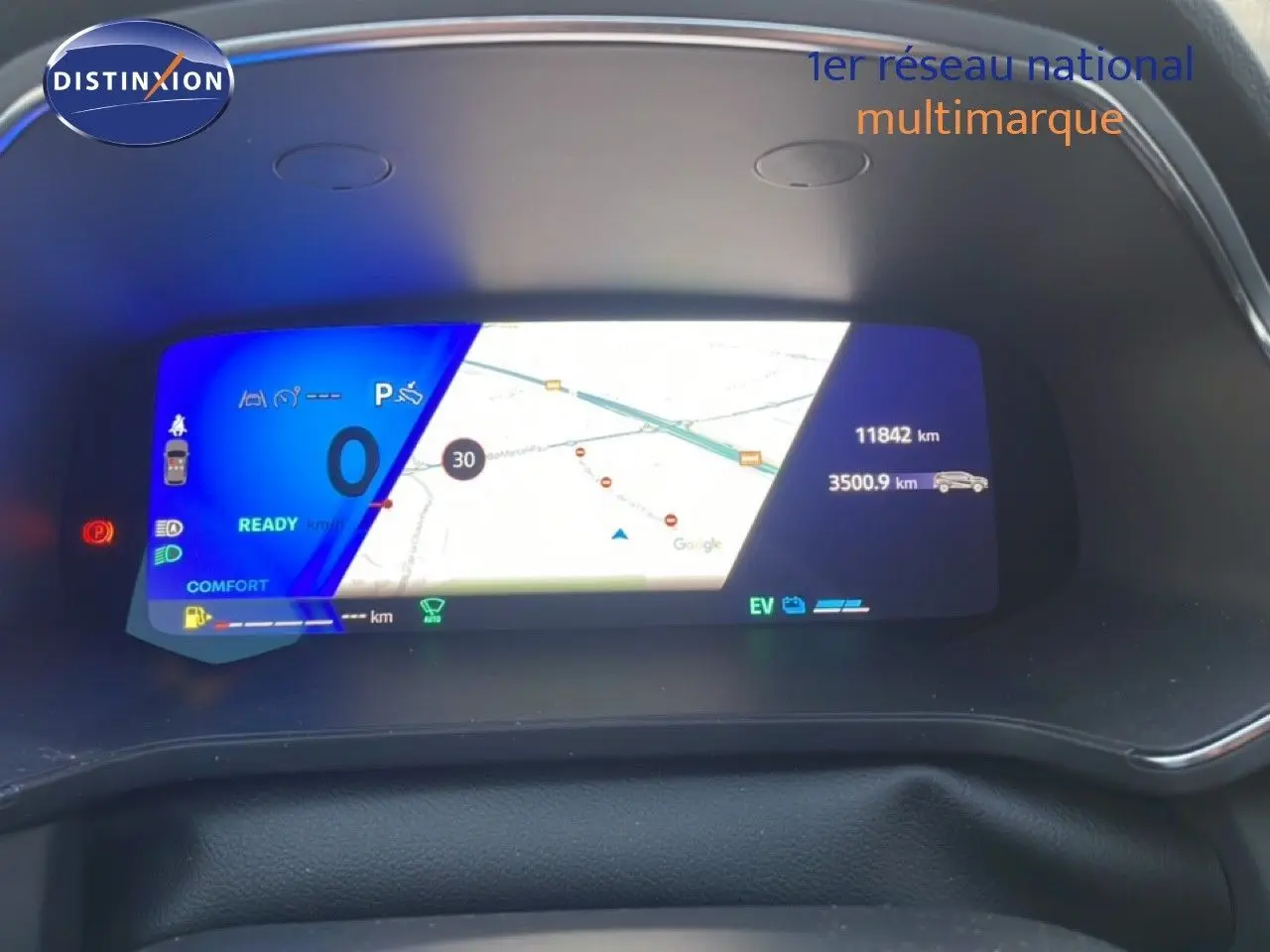 Vue rapprochée du tableau de bord numérique de la Renault Symbioz gris cassiopée, affichant la navigation et l'état du véhicule.