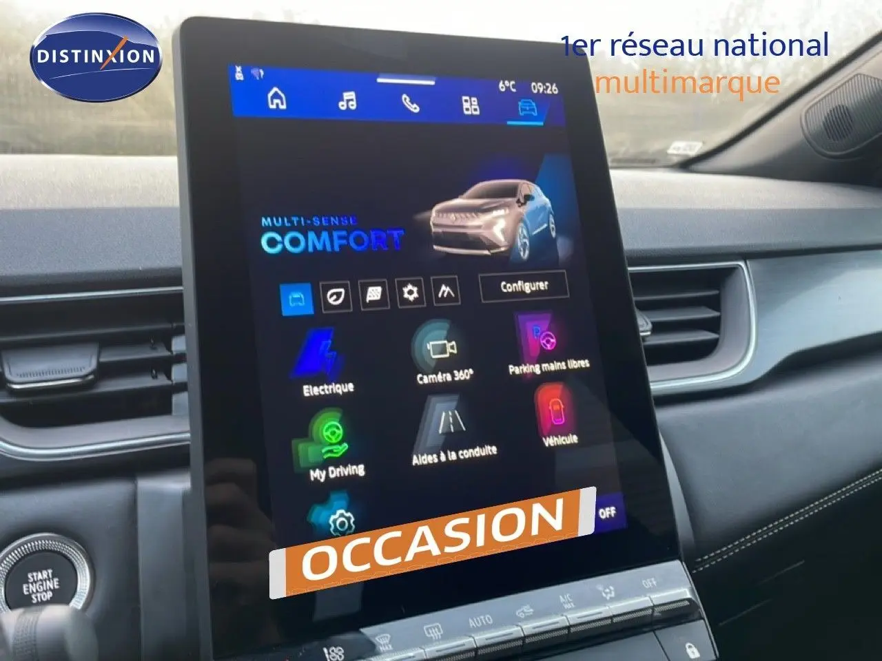 Vue intérieure centrée sur l'écran tactile du tableau de bord de la Renault Symbioz gris cassiopée, affichant les options de conduite.