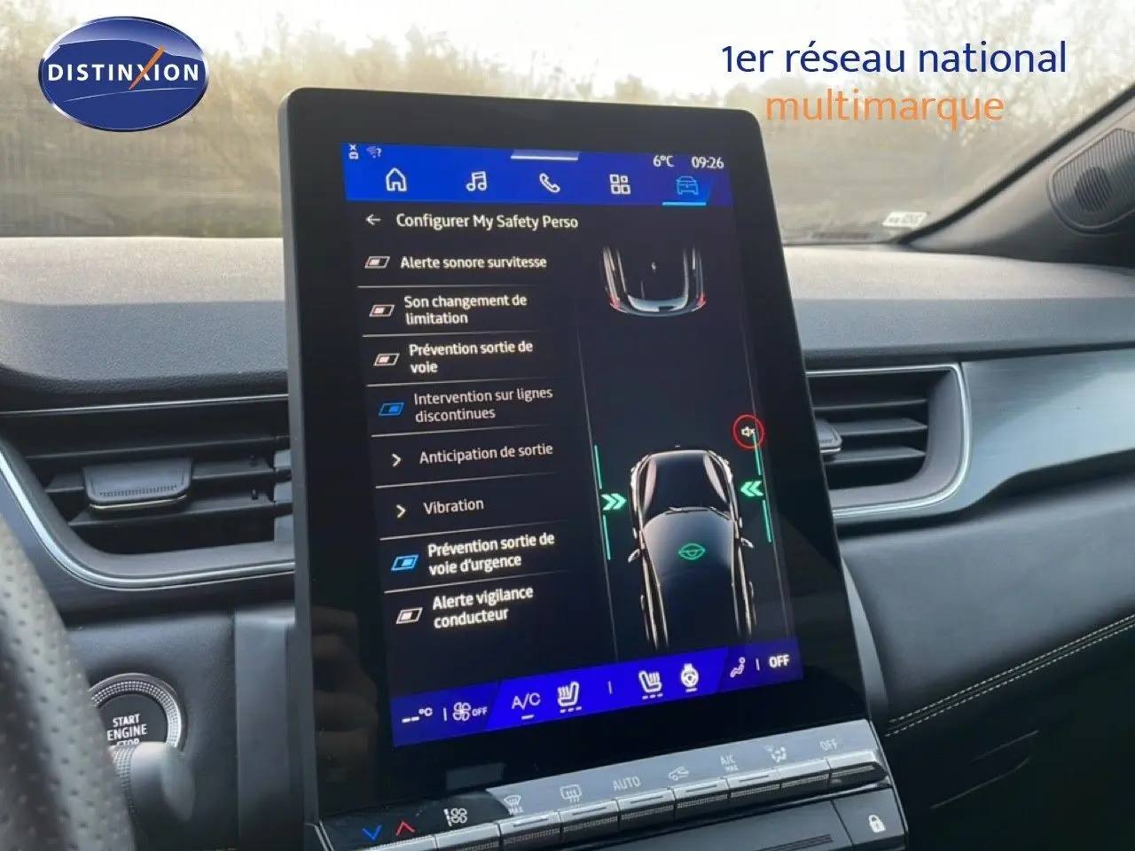 Vue intérieure centrée sur l’écran tactile du tableau de bord de la Renault Symbioz 2025, affichant les aides à la conduite.