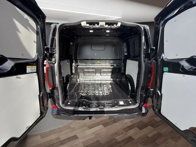Vue arrière ouverte du Volkswagen Transporter ProCab noir 2026, montrant l'espace de chargement vide et les portes battantes ouvertes.