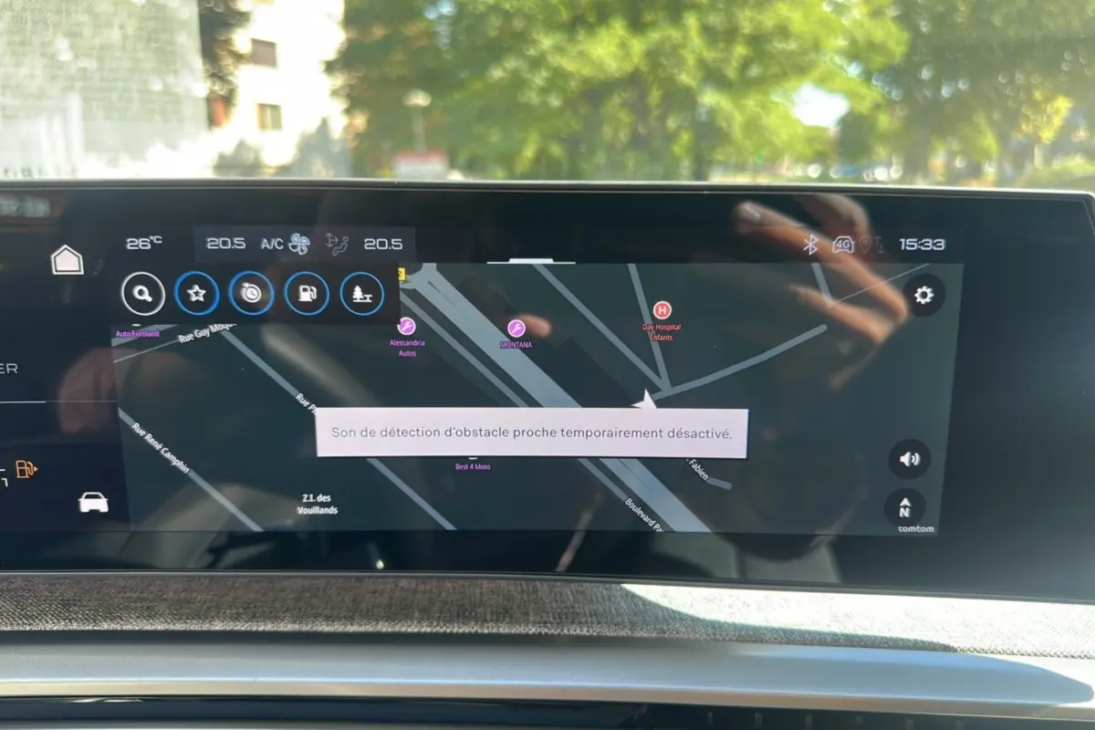 Écran tactile du système de navigation Peugeot i-Cockpit panoramique affichant une carte avec message d’alerte obstacle désactivé.