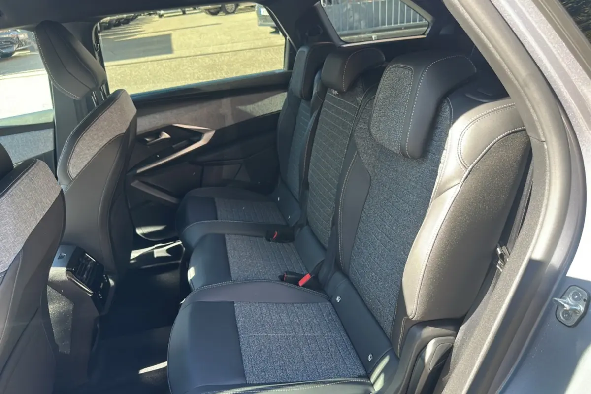 Vue intérieure côté droit sur la banquette arrière cuir tissu gris du Peugeot 5008 Hybrid 145 Allure Plus 2025.