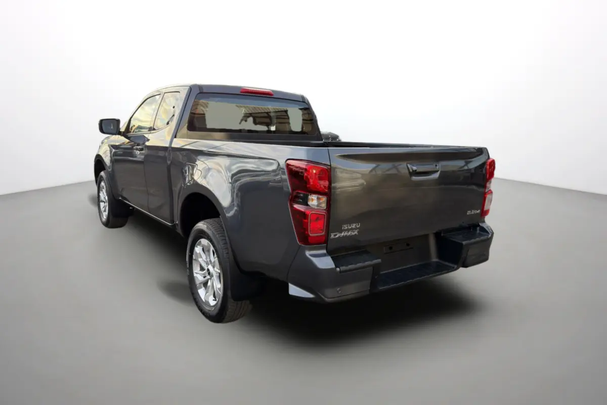 Vue 3/4 arrière droite d'un pick-up Isuzu D-MAX 2.2 TD gris obsidian avec jantes alu 18 pouces.