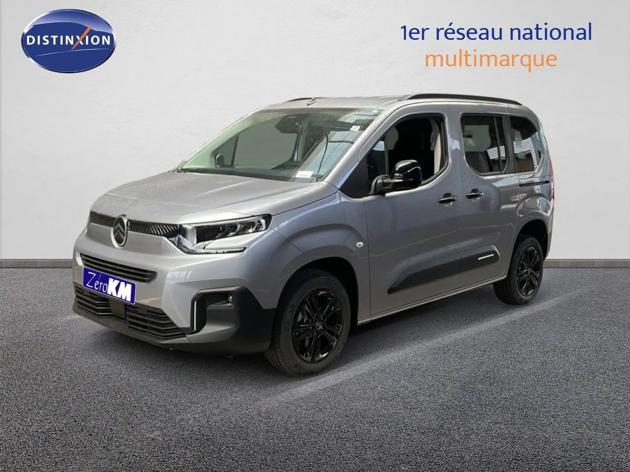 Citroën Berlingo gris Artense métal vu en 3/4 avant droit, avec jantes noires et vitres teintées.