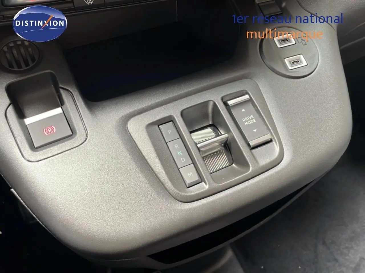 Gros plan sur la console centrale grise du Citroën Berlingo 2026, avec commandes de boîte auto et mode de conduite.