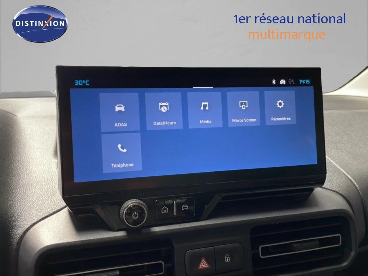Vue intérieure du tableau de bord du Citroën Berlingo 2026, écran tactile central affichant les options multimédia.