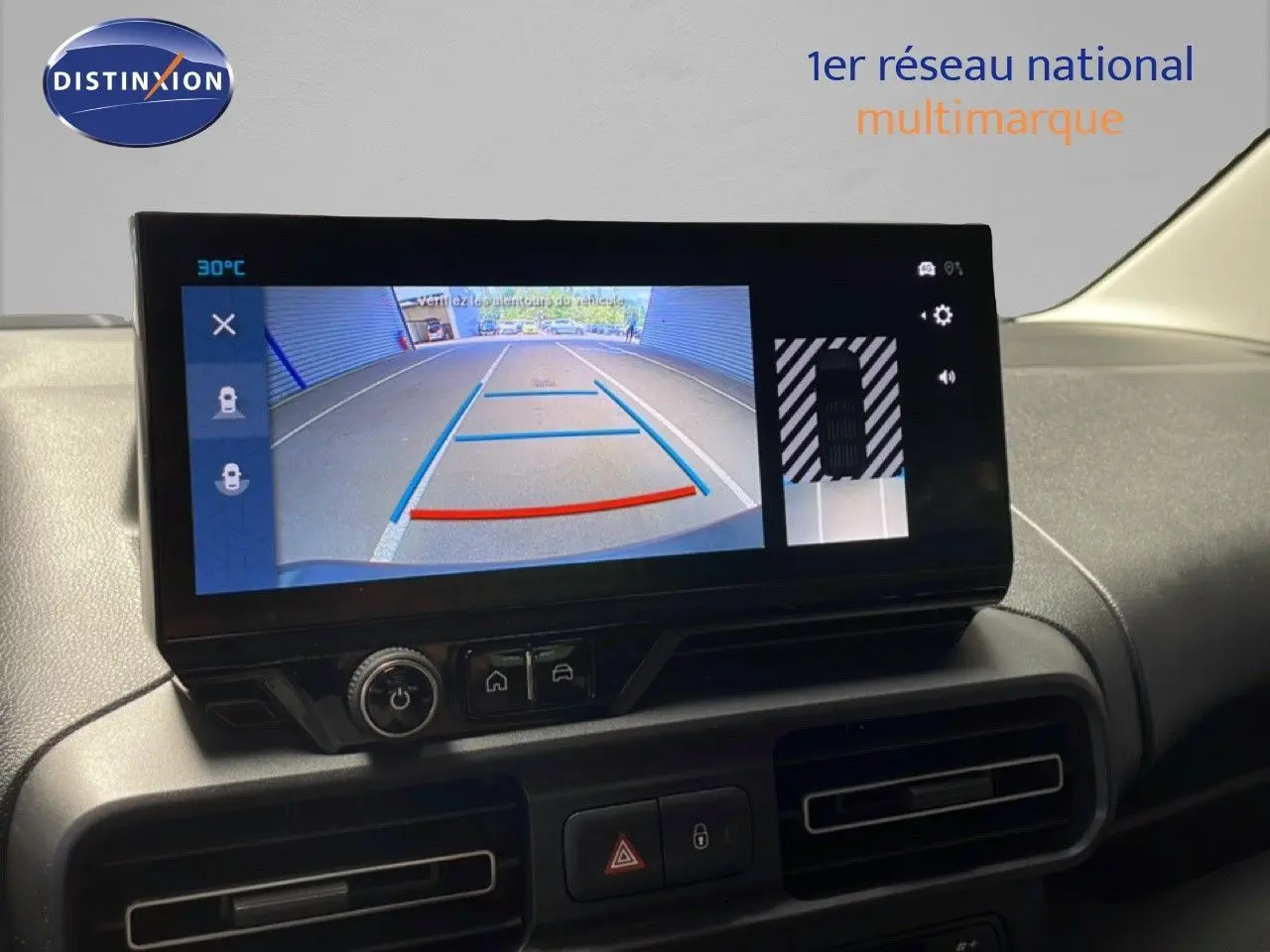 Vue rapprochée de l’écran multimédia affichant la caméra de recul du Citroën Berlingo gris Artense 2026.