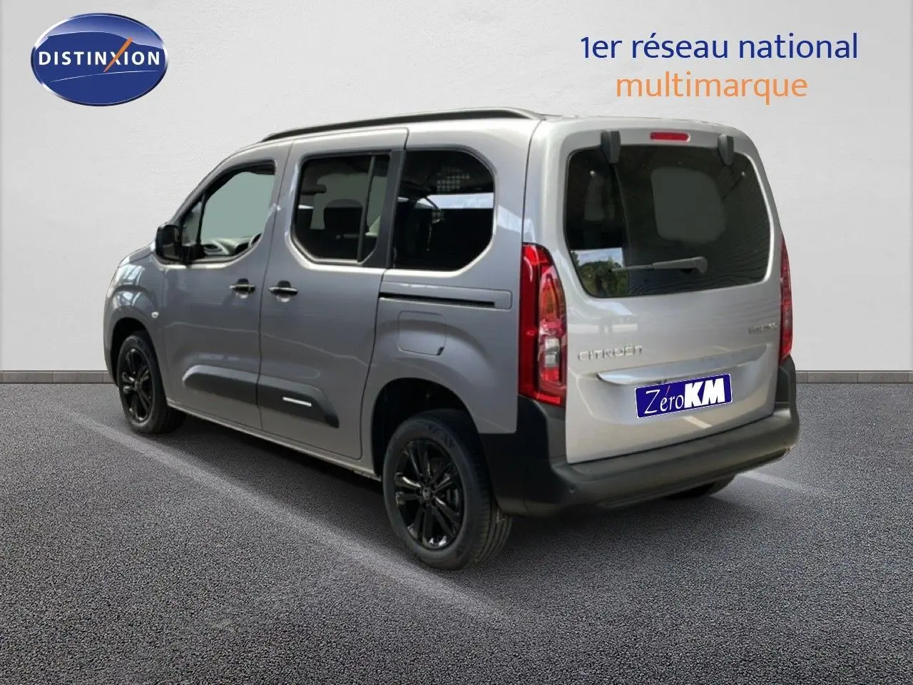Vue 3/4 arrière droite du Citroën Berlingo gris Artense métallisé avec jantes noires et vitres teintées.