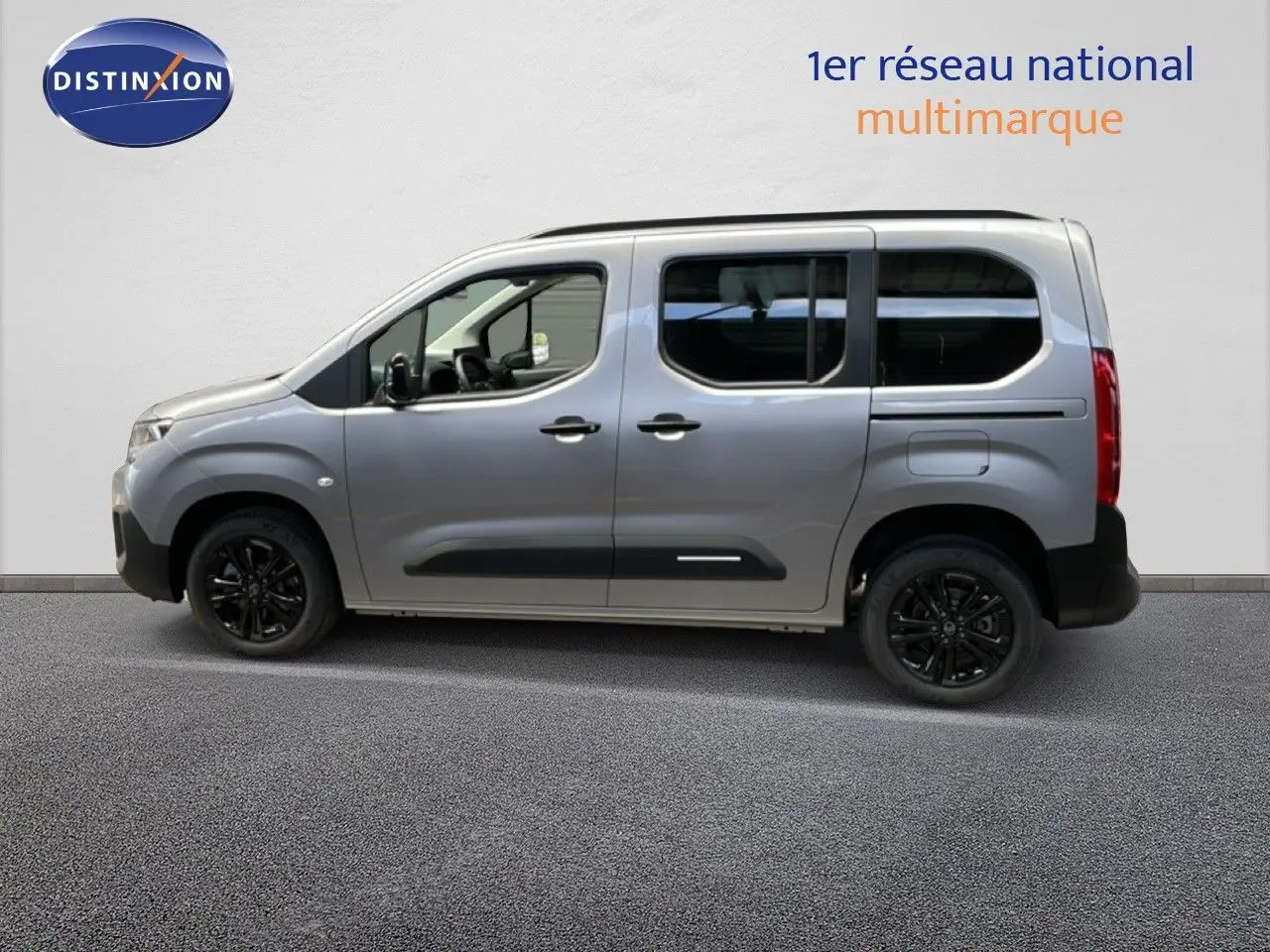 Profil latéral droit d'un Citroën Berlingo gris Artense métallisé avec jantes noires et vitres teintées.
