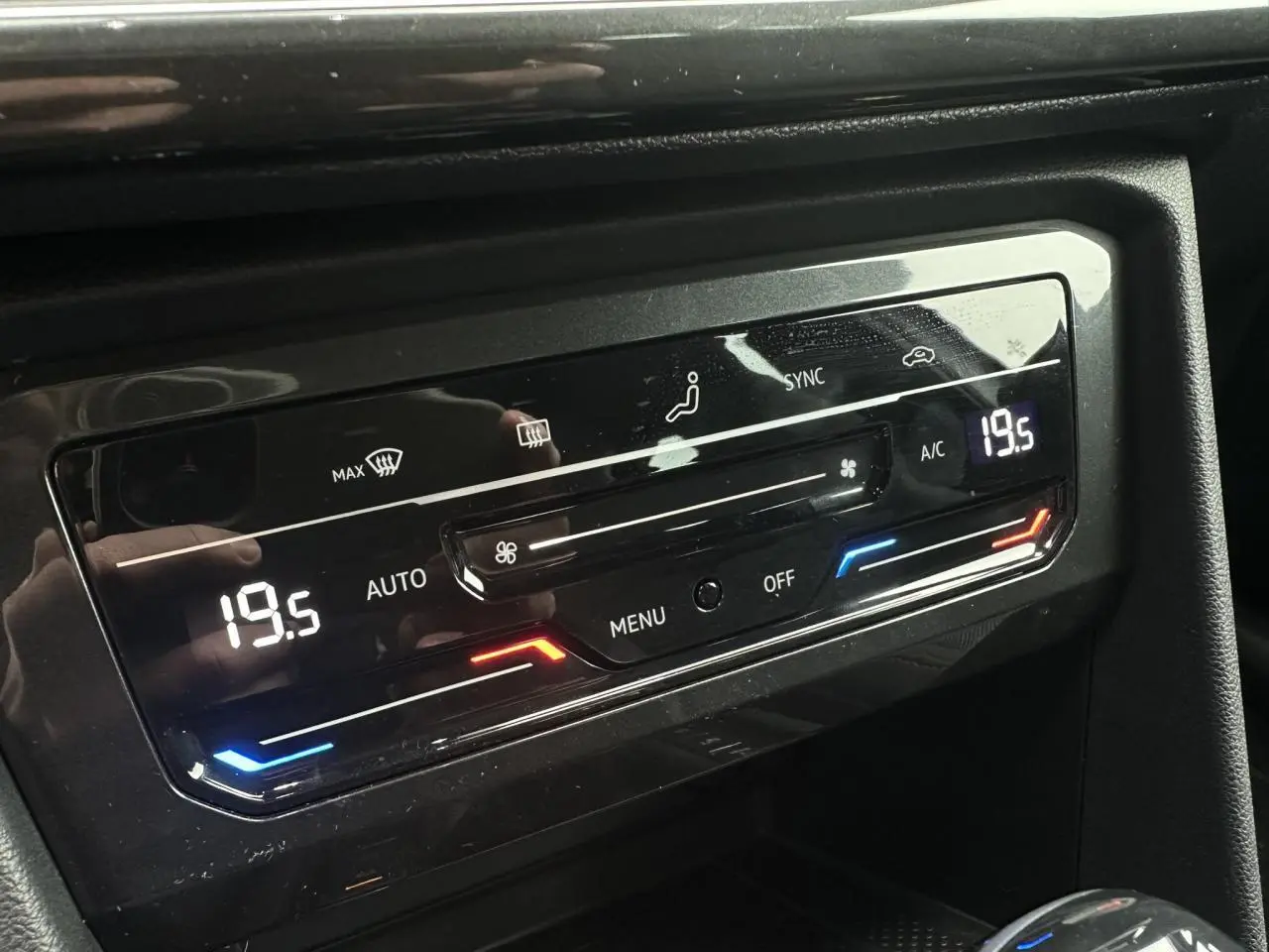 Panneau de commande de la climatisation automatique tri-zone du SEAT Tarraco 2024 avec affichage digital à 19,5°C.