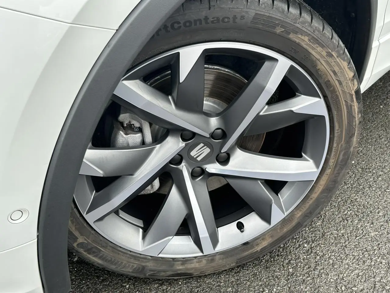 Gros plan sur la jante alliage 20 pouces gris Suprême Cosmo du SEAT Tarraco blanc Oryx, avec pneu Continental.