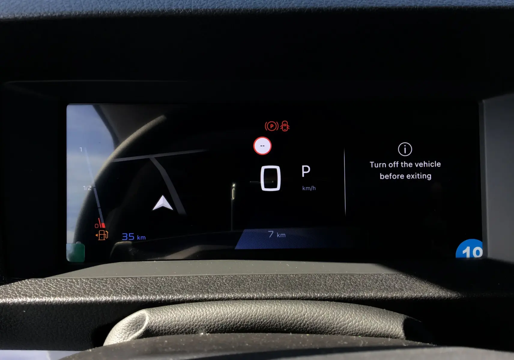 Affichage numérique du tableau de bord du Peugeot Expert Fourgon blanc 2025, indiquant la vitesse à 0 km/h et un message d'arrêt du véhicule.