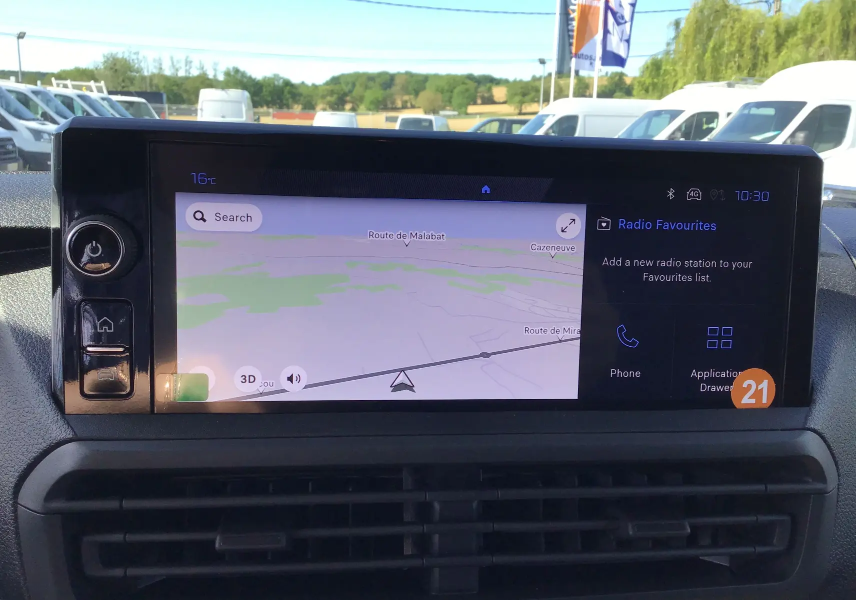 Écran tactile central du Peugeot Expert Fourgon 2025 affichant la navigation et les options radio en intérieur.
