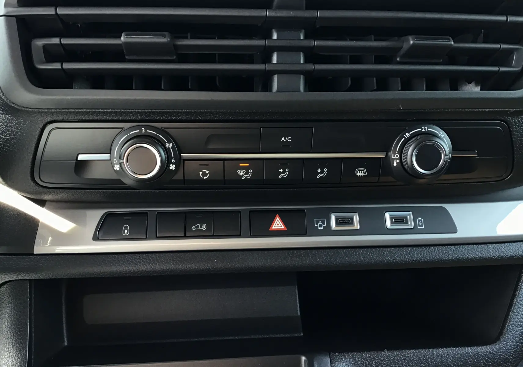 Tableau de bord du Peugeot Expert Fourgon 2025 montrant les commandes de climatisation et ports USB.