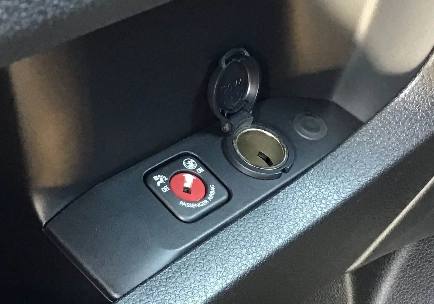 Détail intérieur montrant l'interrupteur de désactivation de l'airbag passager sur un Peugeot Expert Fourgon blanc.