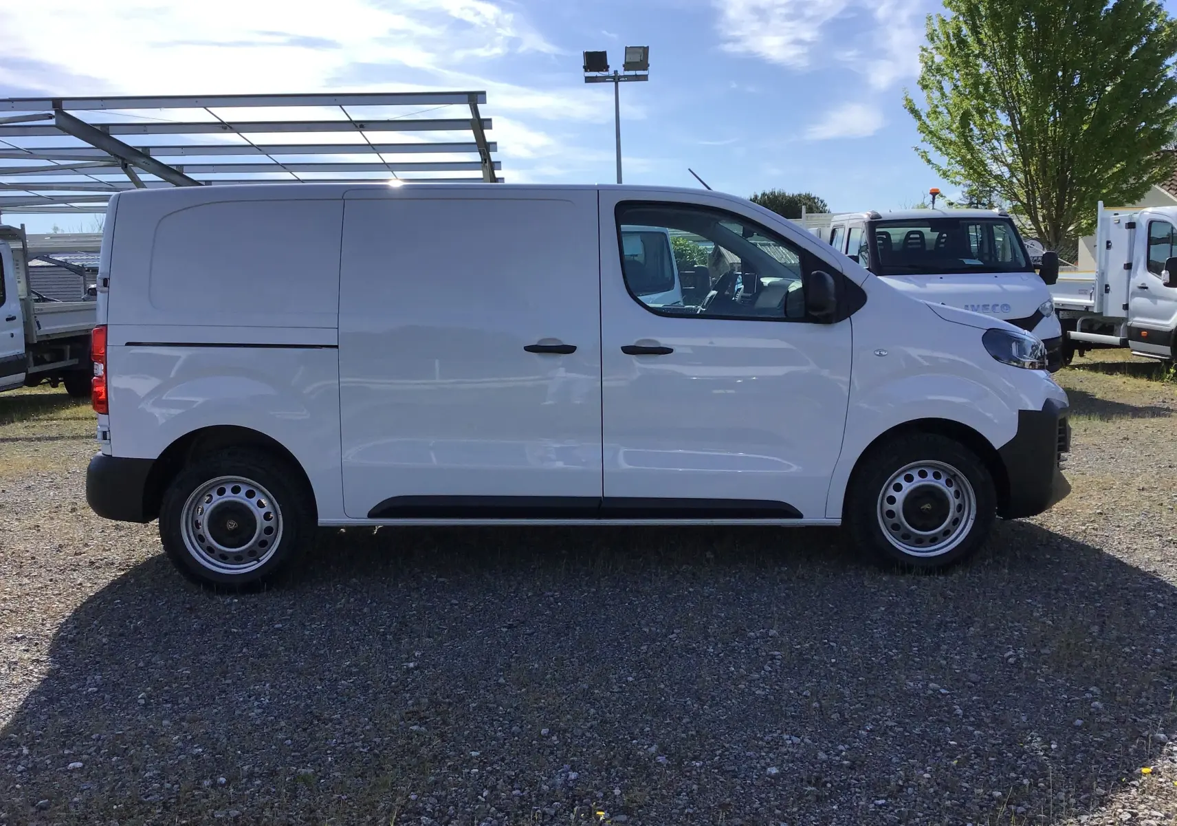 Peugeot Expert Fourgon blanc vu de profil côté gauche, avec portes coulissantes et jantes acier simples.