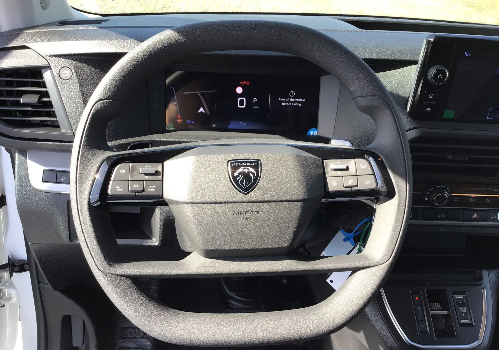 Vue rapprochée du volant Peugeot Expert Fourgon 2025 avec commandes intégrées et tableau de bord numérique.