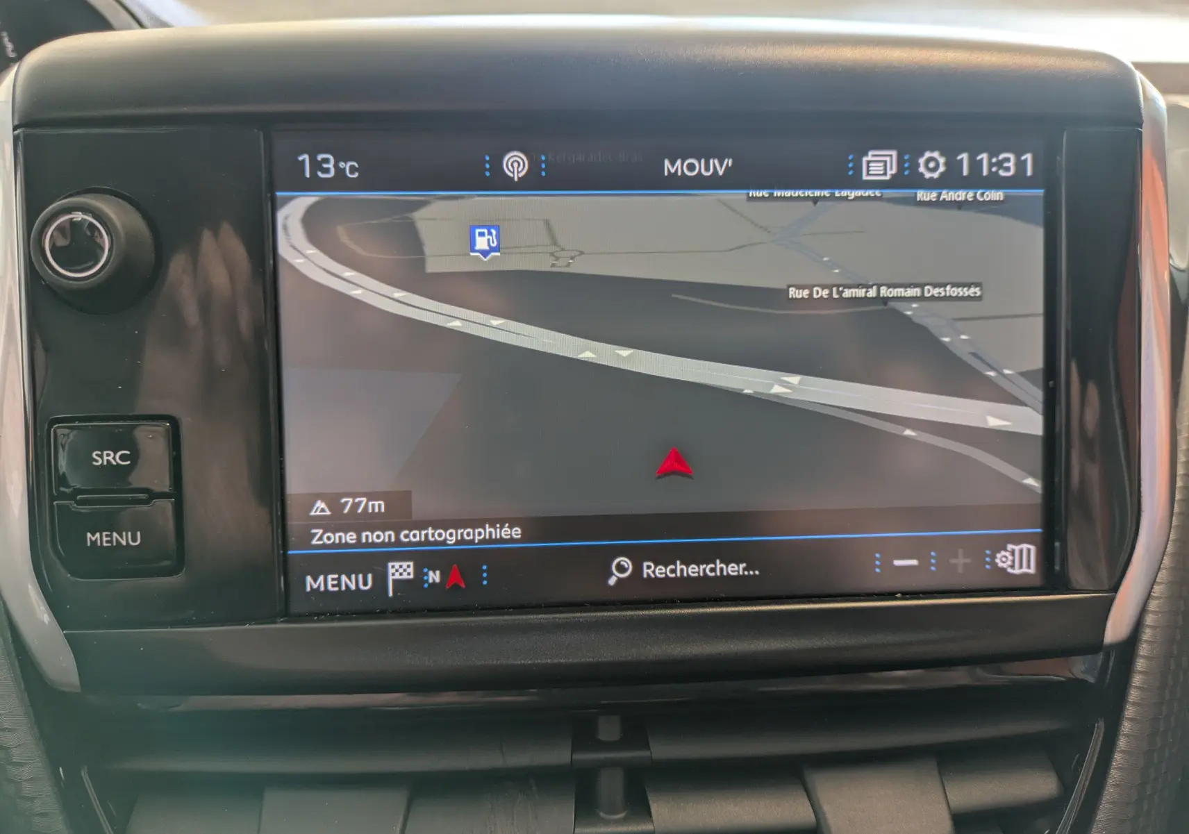 Écran tactile du système de navigation de la Peugeot 208 Allure 2019, affichant une carte avec température à 13°C.
