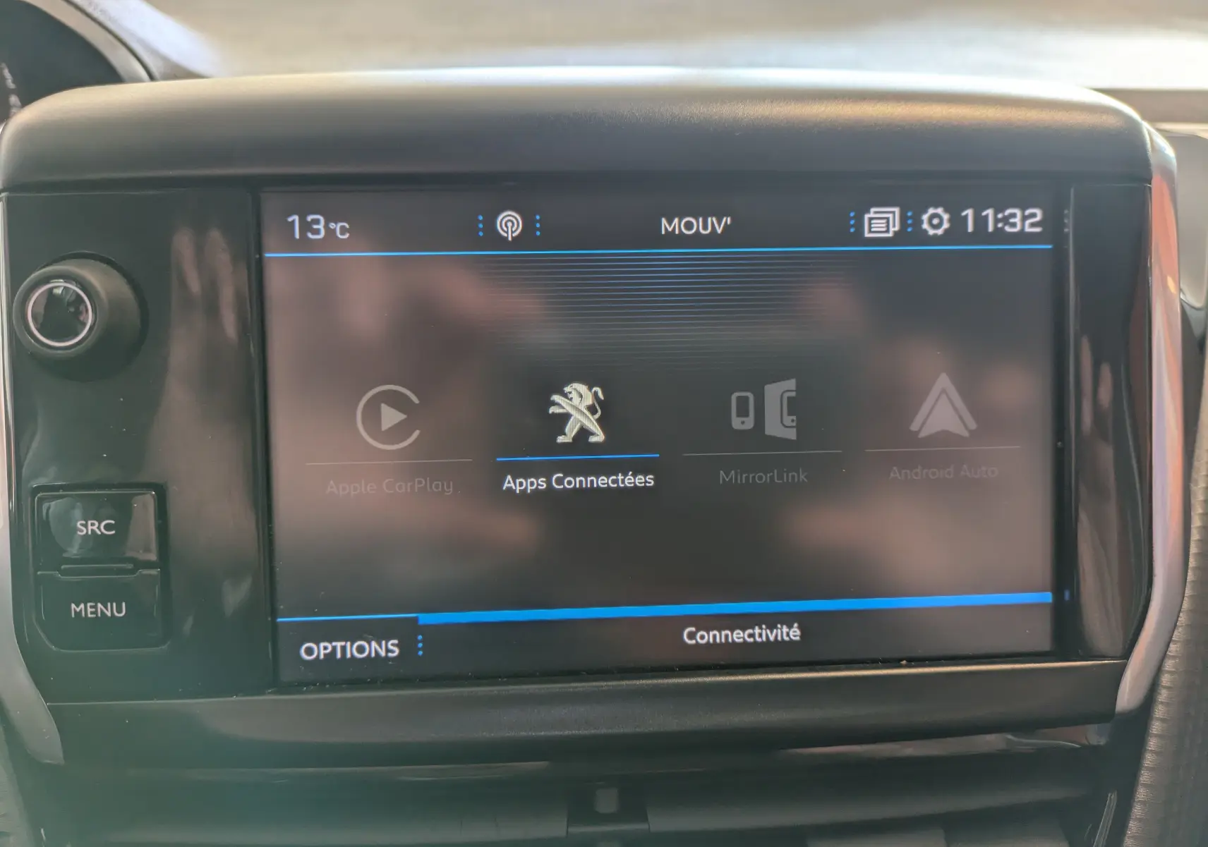 Écran tactile central de la Peugeot 208 Allure 2019 affichant le menu connectivité avec options Apple CarPlay et Android Auto.
