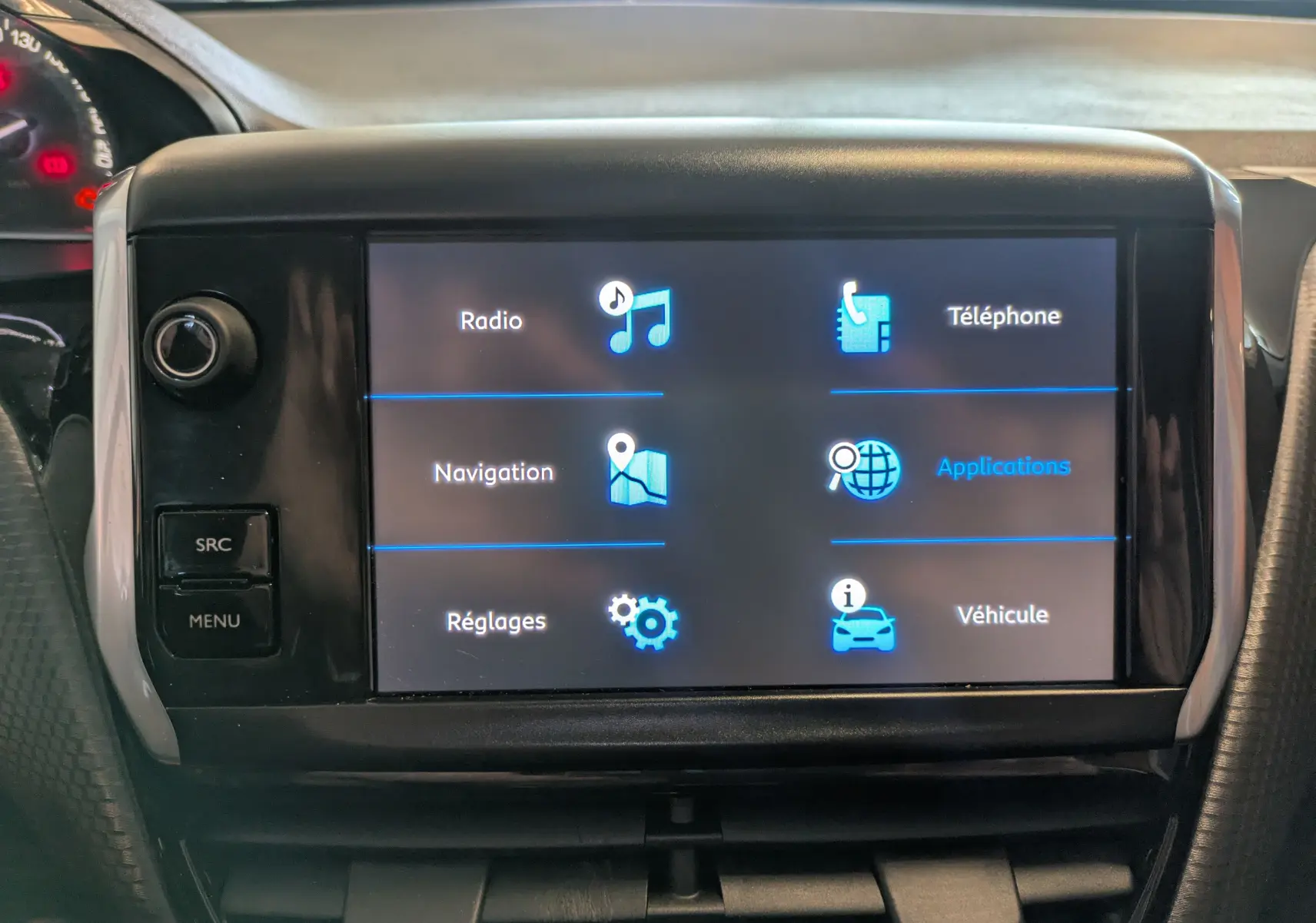 Écran tactile central de la Peugeot 208 Allure 2019 affichant les options Radio, Téléphone, Navigation et Réglages.