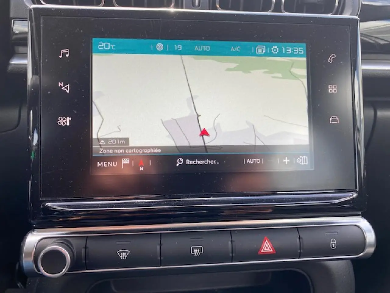 Écran tactile central du tableau de bord de la Citroën C3 gris clair, affichant la navigation GPS en intérieur.