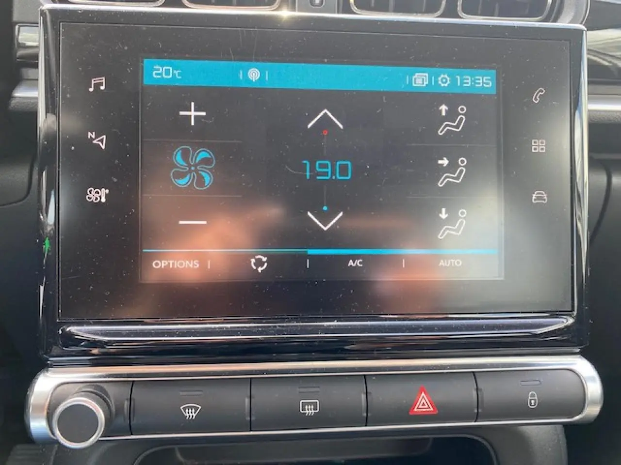 Écran tactile central de la Citroën C3 gris clair 2017 montrant les réglages de climatisation automatique.