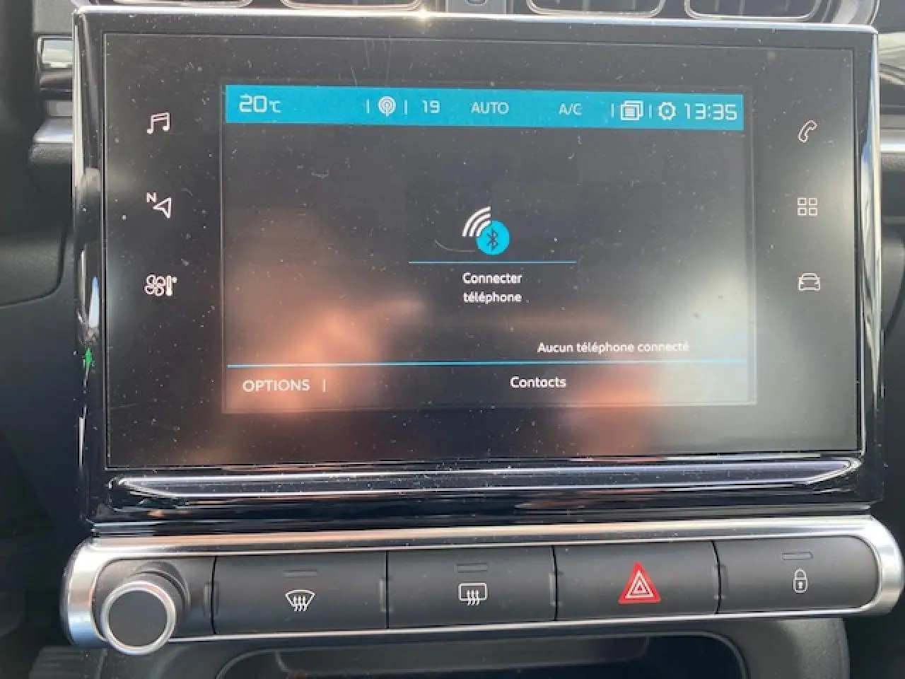 Écran tactile central de la Citroën C3 gris clair 2017 affichant la connexion Bluetooth au téléphone.
