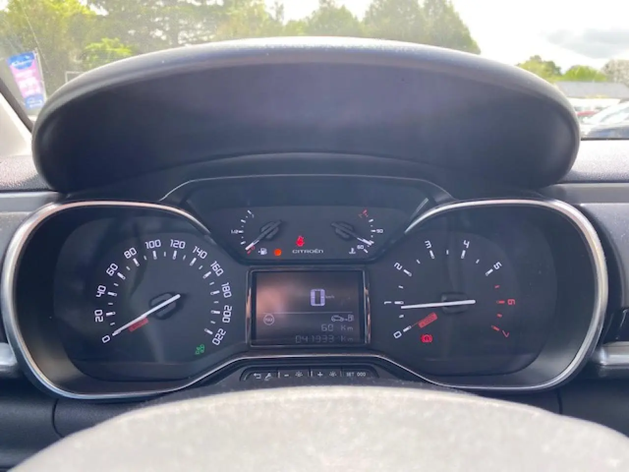 Tableau de bord de Citroën C3 gris clair 2017, affichage numérique au centre avec compte-tours et vitesse analogiques.