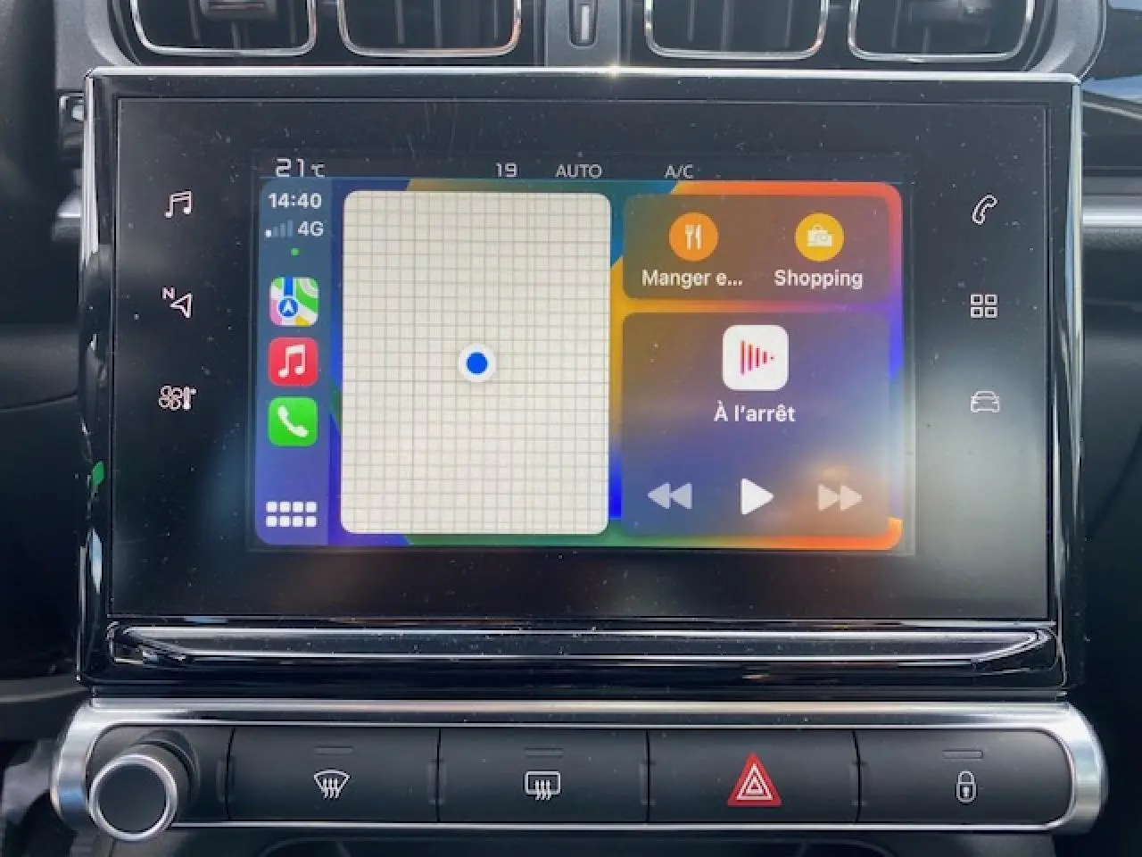 Écran tactile central de la Citroën C3 gris clair 2017 affichant Apple CarPlay avec navigation et musique à l'arrêt.
