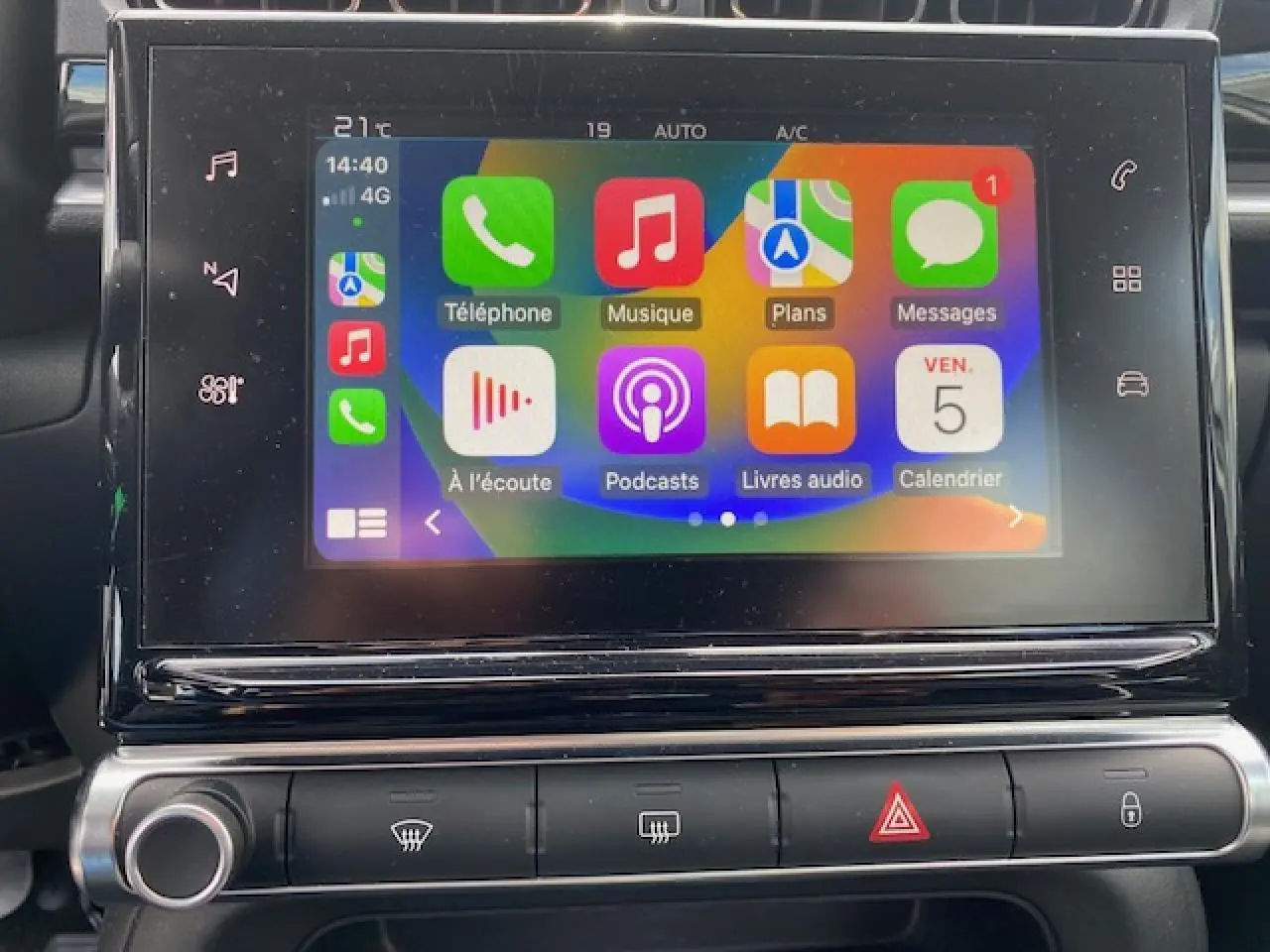 Écran tactile central de la Citroën C3 2017 affichant Apple CarPlay avec commandes climatisation en dessous.
