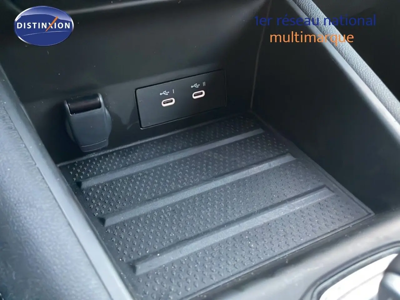 Gros plan sur la console centrale du Renault Symbioz 2025, montrant les ports USB-C doubles dans un compartiment noir.