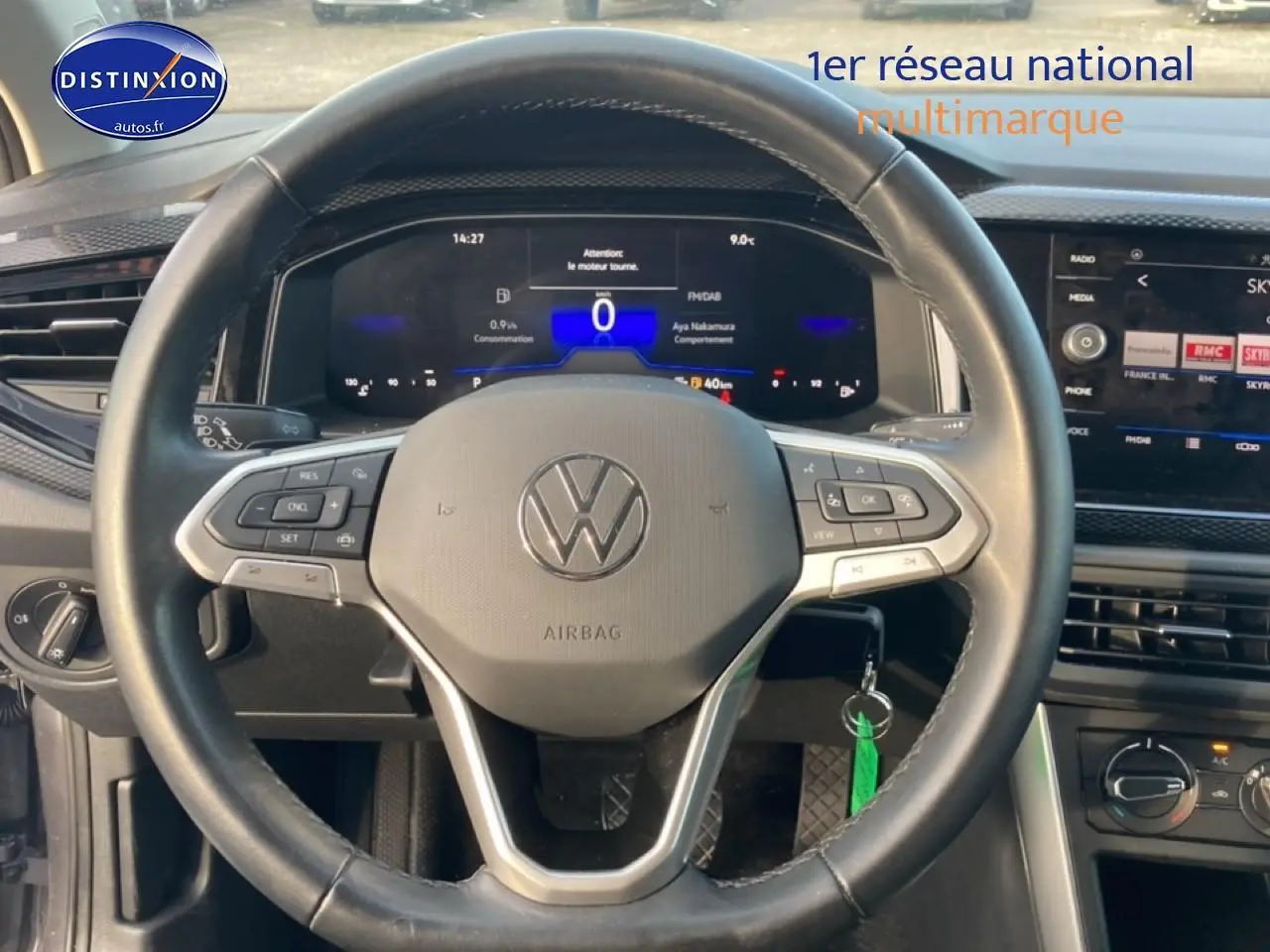 Vue intérieure centrée sur le volant cuir multifonction d'une Volkswagen Polo 2025 avec tableau de bord digital et écran tactile.