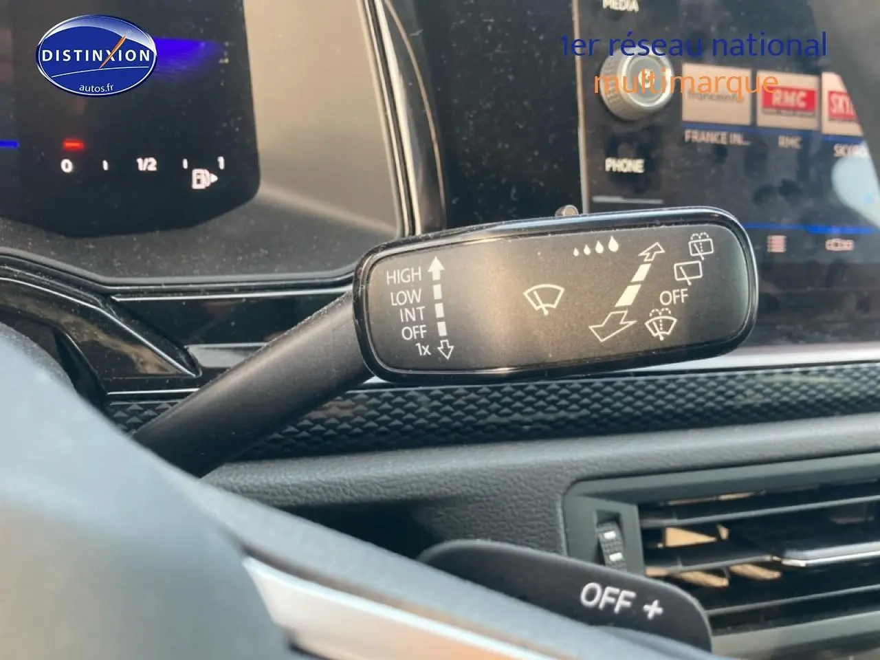 Gros plan sur la commande d’essuie-glace dans l’habitacle gris cendre d’une Volkswagen Polo 2025, tableau de bord digital visible.