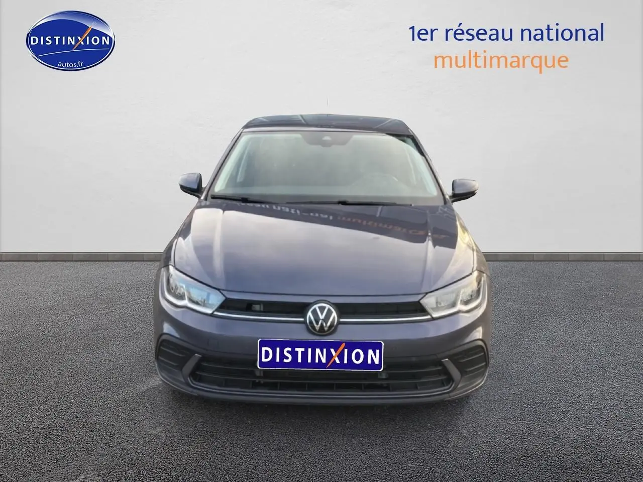 Vue avant d'une Volkswagen Polo gris cendre 2025 avec calandre noire et phares LED distinctifs.