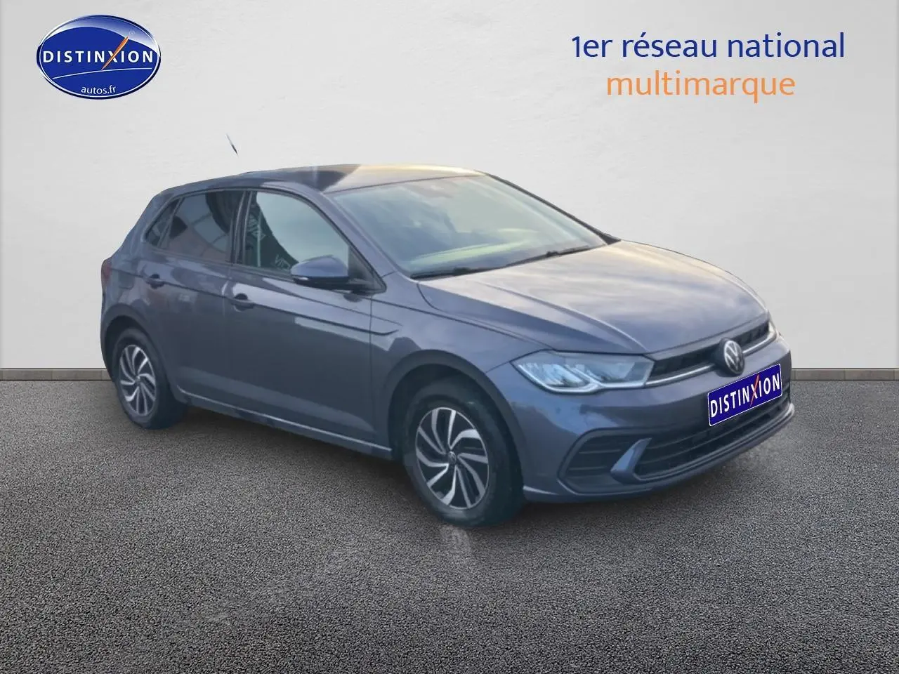 Volkswagen Polo gris cendre vue 3/4 avant droit avec jantes alliage et calandre noire.