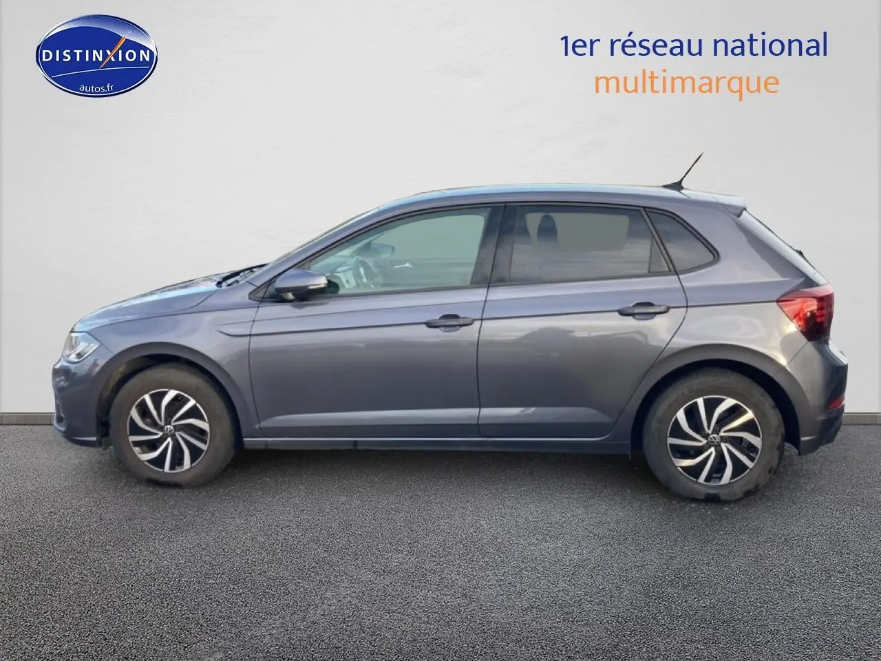 Vue de profil côté gauche d'une Volkswagen Polo gris cendre avec jantes alliage et antenne de pavillon.